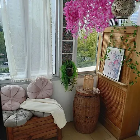 Accessible Vintage With A Loggia Near The Metro Apartment *